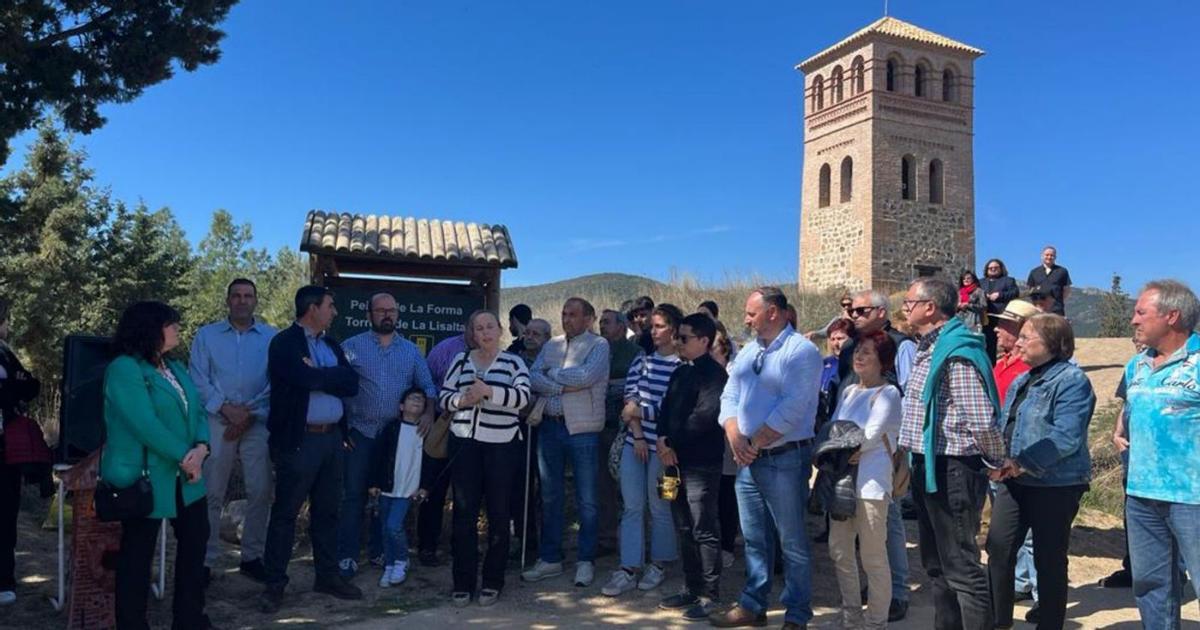 Participantes en la actividad para dar a conocer la reciente restauración del torreón mudéjar, al fondo. | SERVICIO ESPECIAL