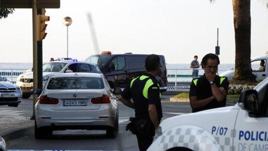 Una furgoneta funerària arribant al port de Cambrils