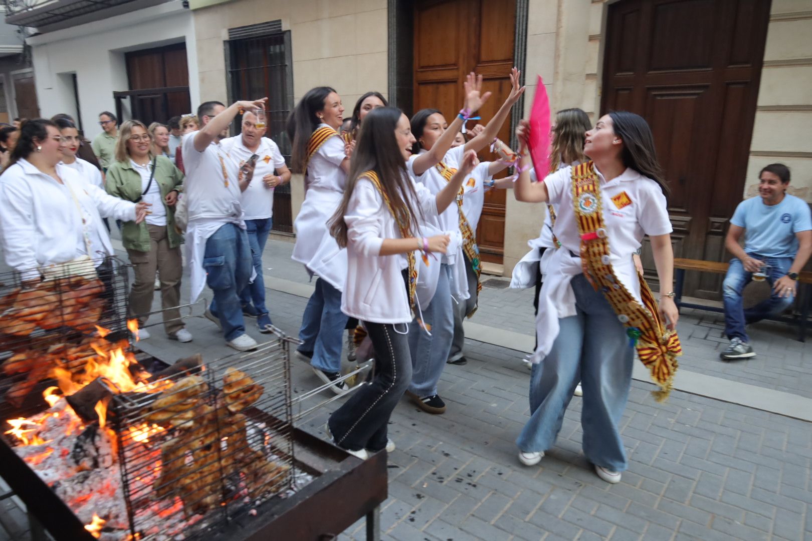 FOTOGALERÍA I Las imágenes de la Nit de la Xulla y del encuentro de elaboración de allioli de las fiestas de Vila-real