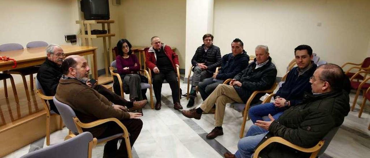 Los representantes vecinales, ayer, durante la reunión en el centro social de la calle Campomanes.