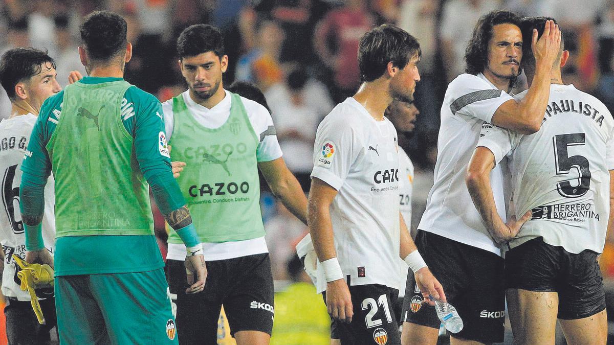 Los jugadores del Valencia se consuelan tras la derrota frente al Barça