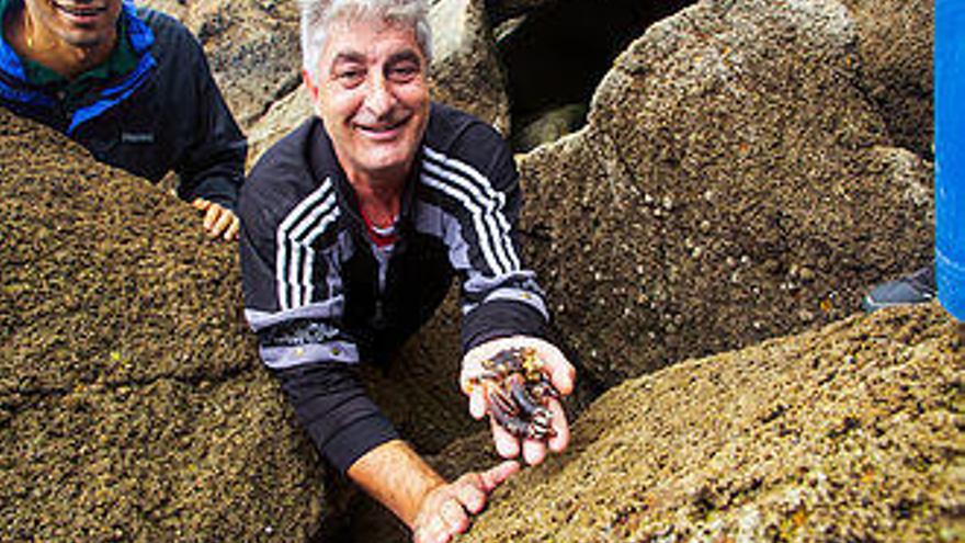 Alberto, el percebeiro que acompañó a los cazadores de recetas. // The Recipe Hunters