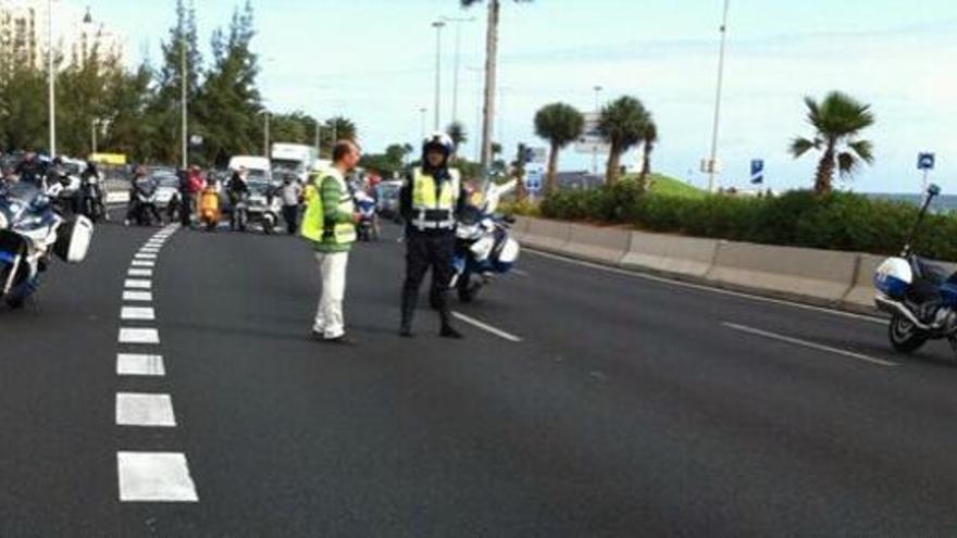 La Unidad de Tráfico de la Policía Local corta la circulación frente al Hospital Insular.