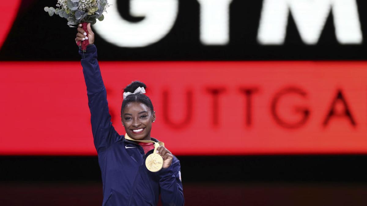 La gimnasta Simone Biles celebra sonriente desde lo más alto del podio del Mundial de gimnasia artística de Sttutgart una de las cinco medallas de oro que ha ganado en el campeonato