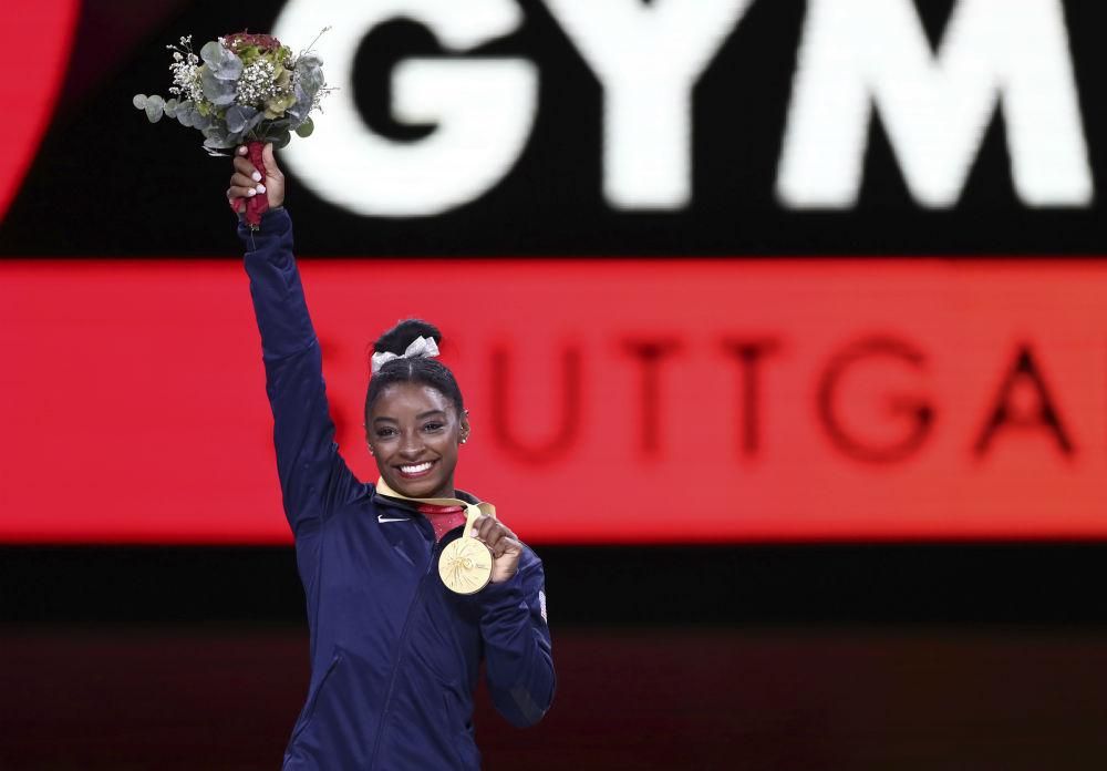 La gimnasta Simone Biles celebra sonriente desde lo más alto del podio del Mundial de gimnasia artística de Sttutgart una de las cinco medallas de oro que ha ganado en el campeonato