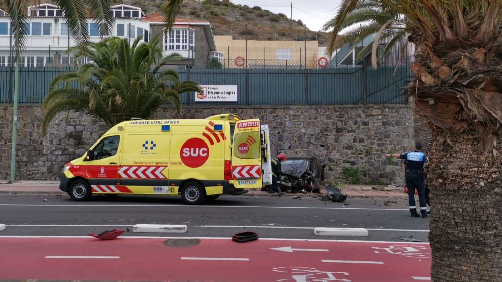 Un coche impacta contra una palmera en la capital grancanaria