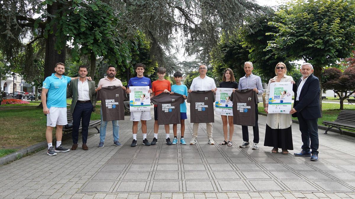 Por la izquierda, Gabriel García, presidente del Club Deportivo Pádel Tech; Luis Lago, de Lago Consulting; Pablo Álvarez, representante de Hyundai Asturdai; Enmanuel Riesgo, exnúmero 1 de Europa, Campeón de Asturias y jugador profesional actual; Christian Riesgo y Sergio Álvarez, jugadores de la academia; Constantino Janeiro, gerente de FutsaMeres; Nerea Janeiro, Jesús Abad, Marisol Mesa, directora de la Fundación Eduardo Kocina y José Ramón Fiaño, presidente de Caja Rural de Gijón.