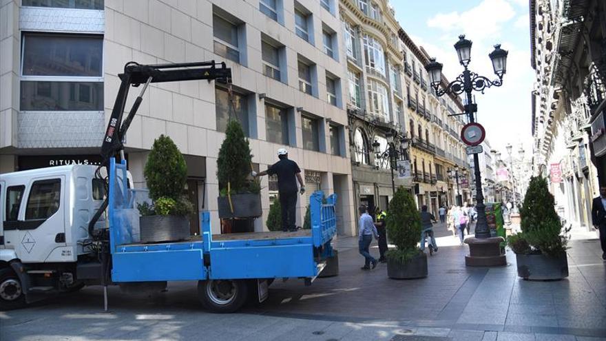 Zaragoza coloca los maceteros antiterroristas en la calle Alfonso