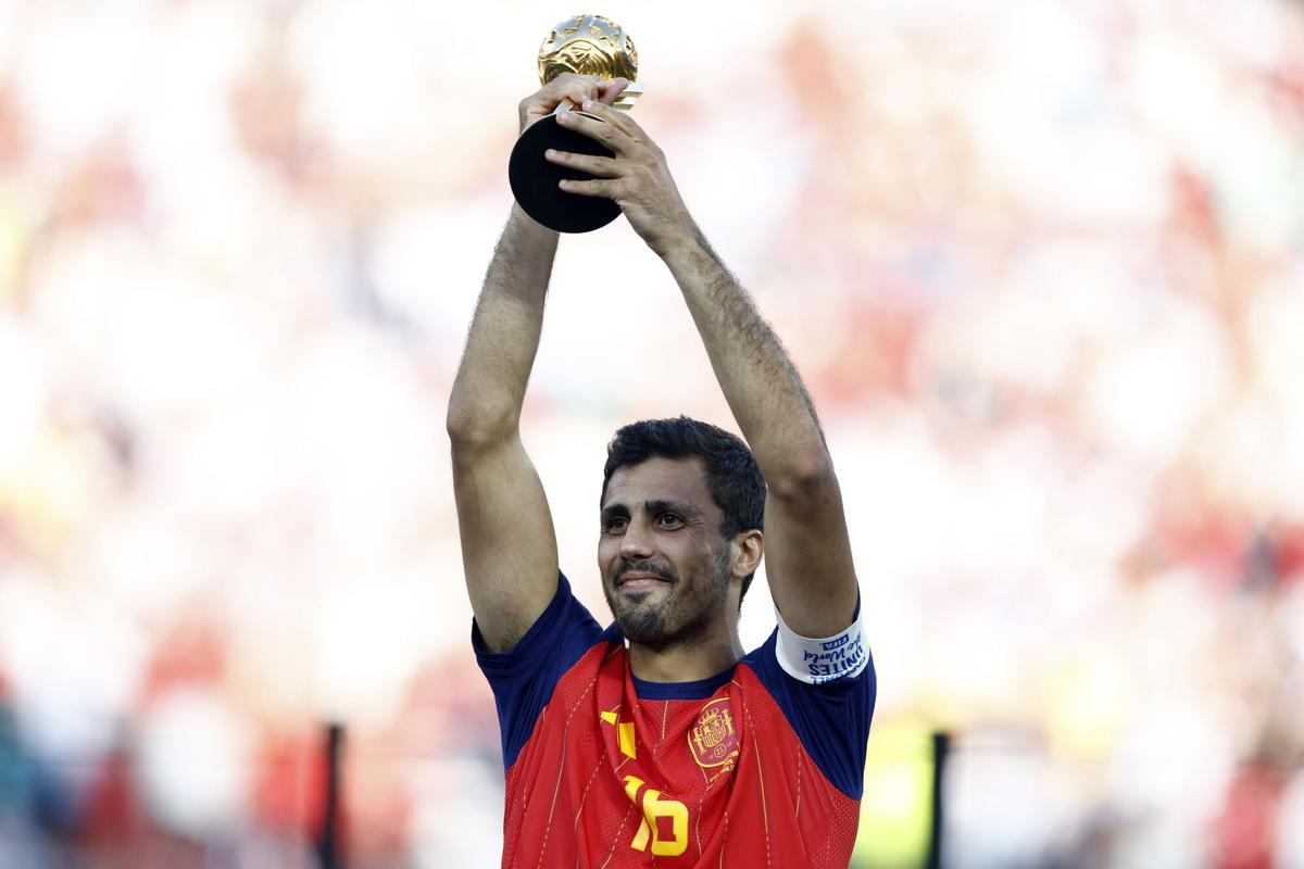 Rodri, de España, posa con el trofeo de jugador del torneo