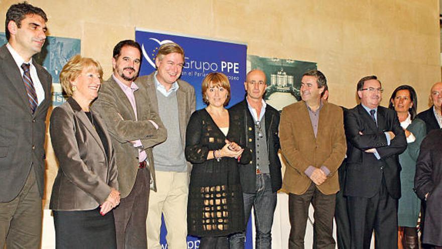 La eurodiputada Rosa Estarás (centro), junto a Iturgaiz, López-Istúriz y varios barones del PP, ayer.