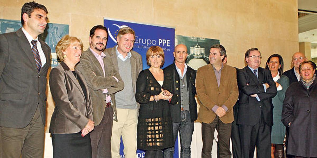 La eurodiputada Rosa Estarás (centro), junto a Iturgaiz, López-Istúriz y varios barones del PP, ayer.