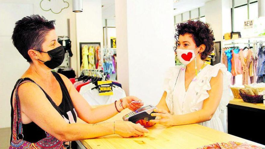 El pago con tarjeta arrasa y ‘barre’ al dinero en efectivo | EVA MOYA