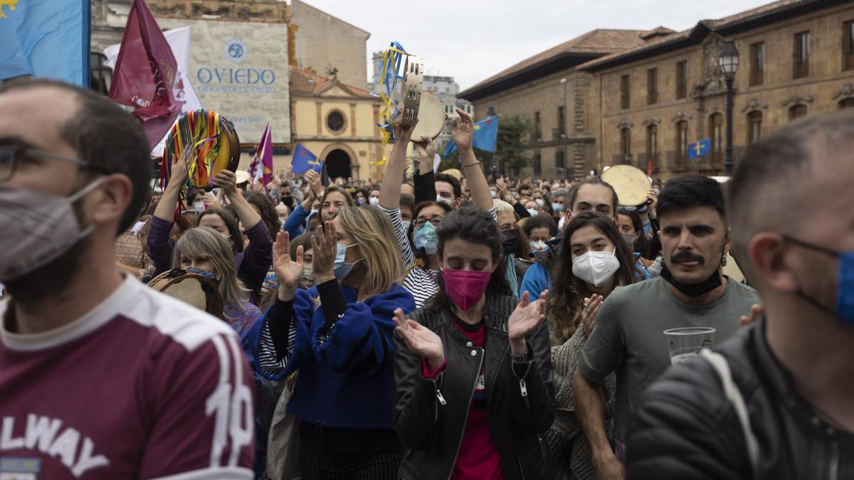 Los partidarios de la cooficialidad del asturiano se manifiestan en Oviedo