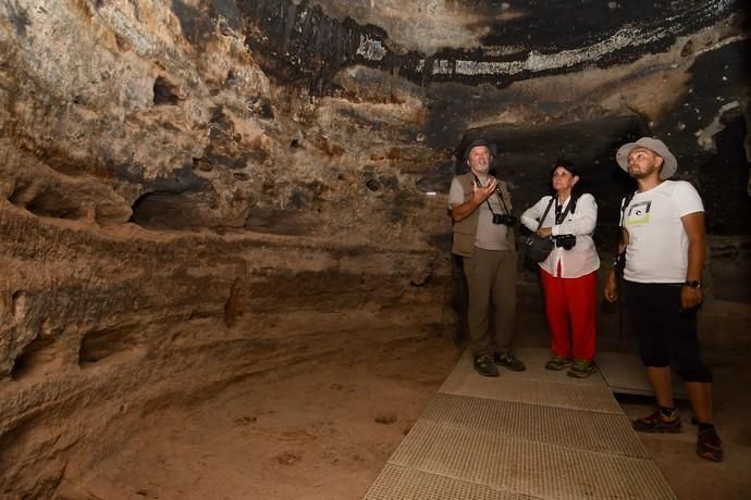 23/08/2019 RISCO CAÍDO. ARTENARA. El arqueólogo, Julio Cuenca, visita Las cuevas de Risco Caído después del incendio.   Fotógrafa: YAIZA SOCORRO.  | 23/08/2019 | Fotógrafo: Yaiza Socorro