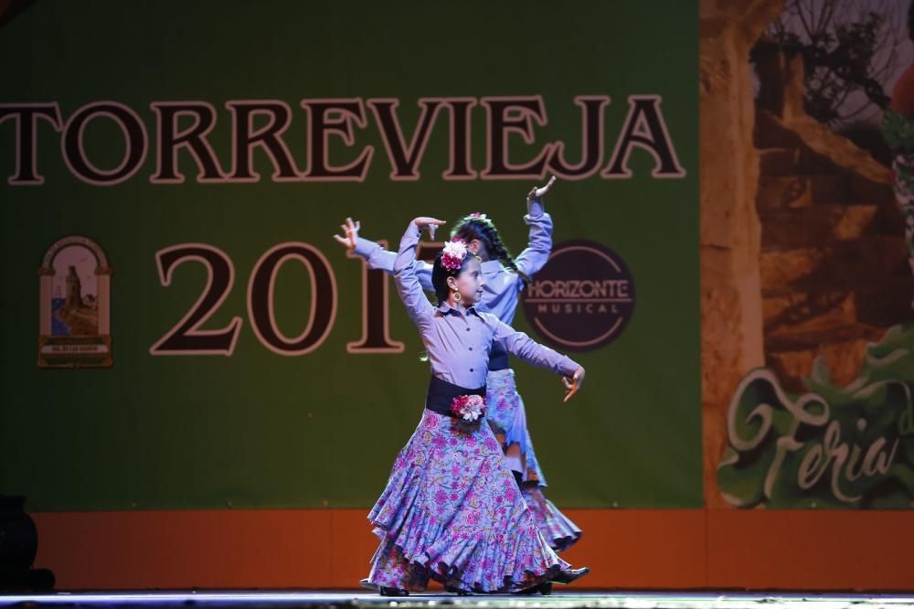 La Feria de Sevillanas 2017 comenzó anoche con una gran afluencia de público, actuaciones flamencas y de sevillanas, gastronomía y casetas, en el recinto portuario de Torrevieja