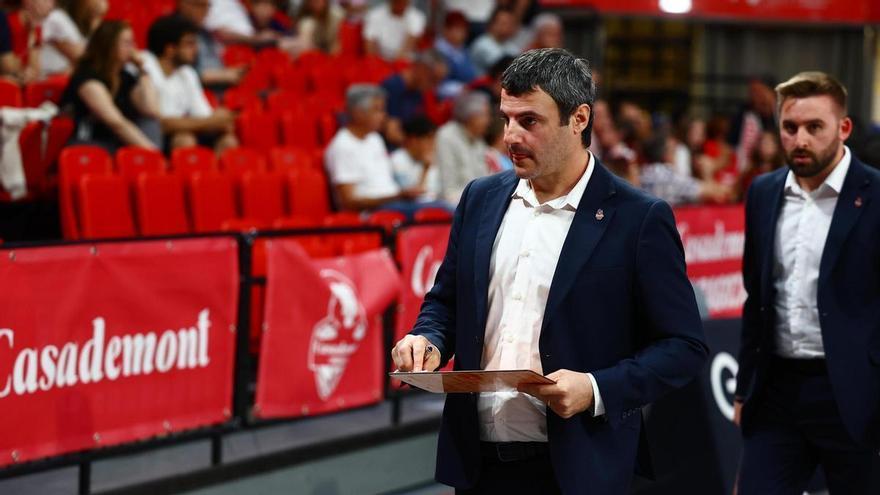 El entrenador del líder de la Liga Femenina de baloncesto no dirigirá a su equipo en los 'playoffs' por acogerse al permiso de paternidad