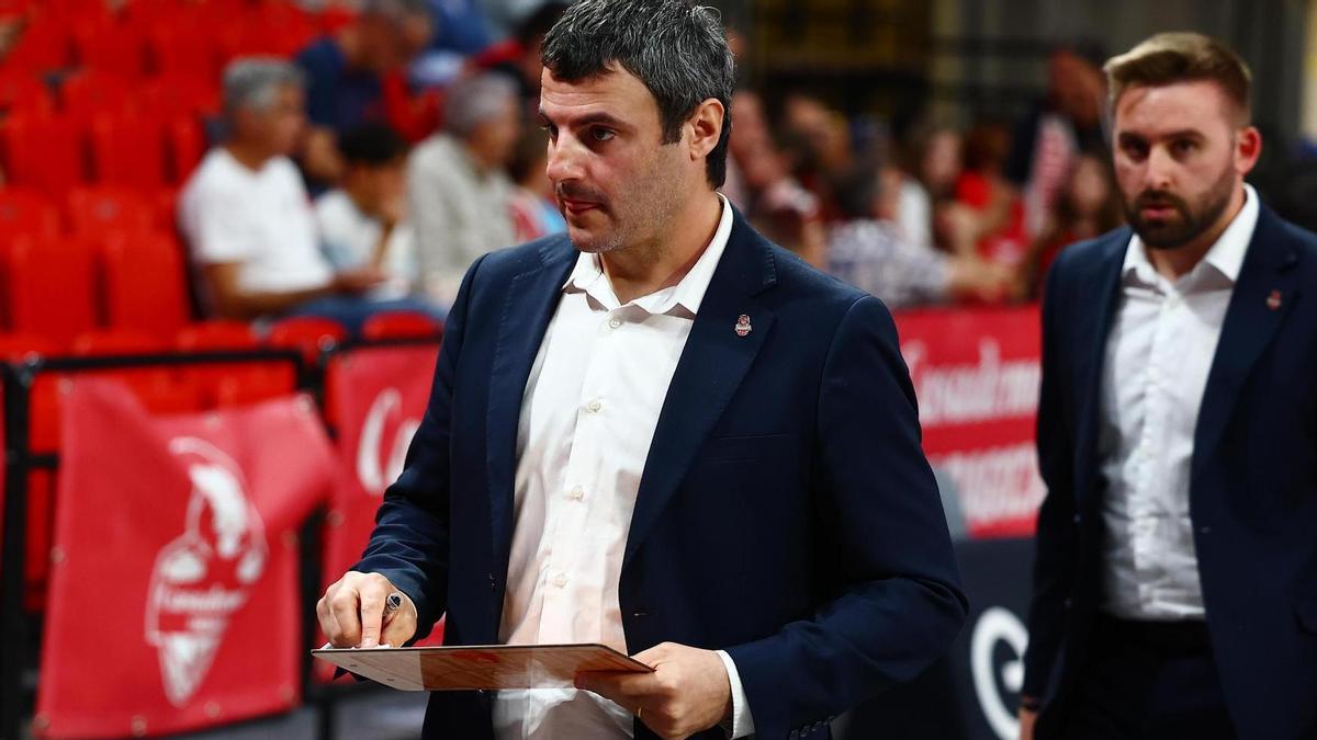 Carlos Cantero, durante el último partido del Casademont, con Arnau Ferreras detrás.