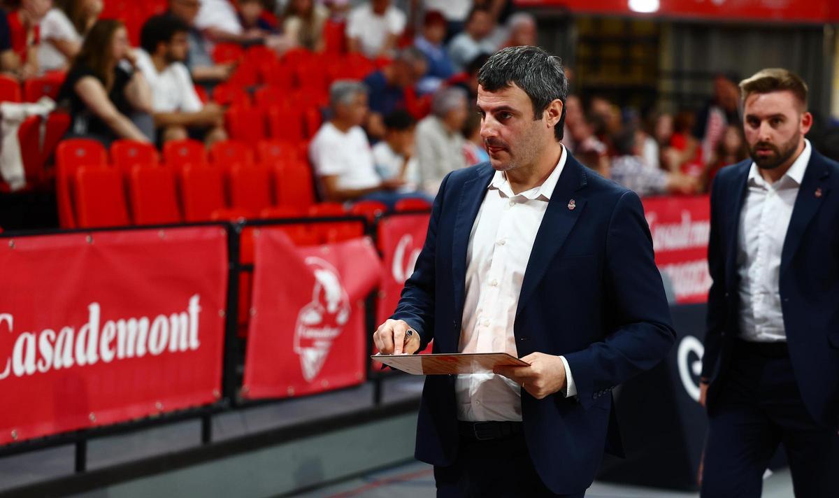 Carlos Cantero, durante el último partido del Casademont, con Arnau Ferreras detrás.