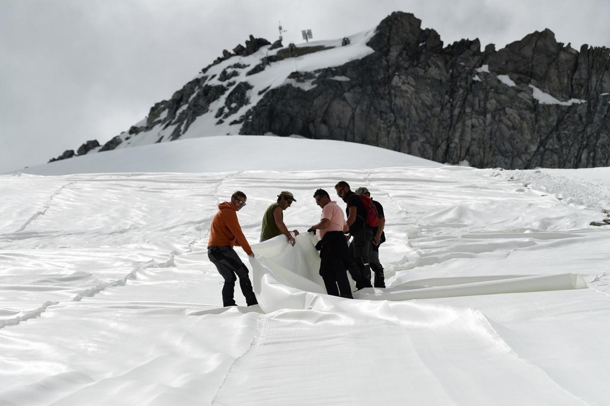 Instalación de lonas en la nieve