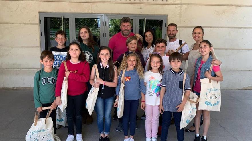 Los comisionados infantiles de la Hoguera Sant Blai de Baix visitan INFORMACIÓN