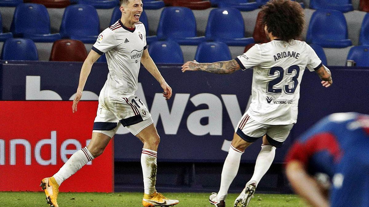 Budimir celebra con Aridane el gol que dio la victoria a Osasuna frente al Levante. Efe