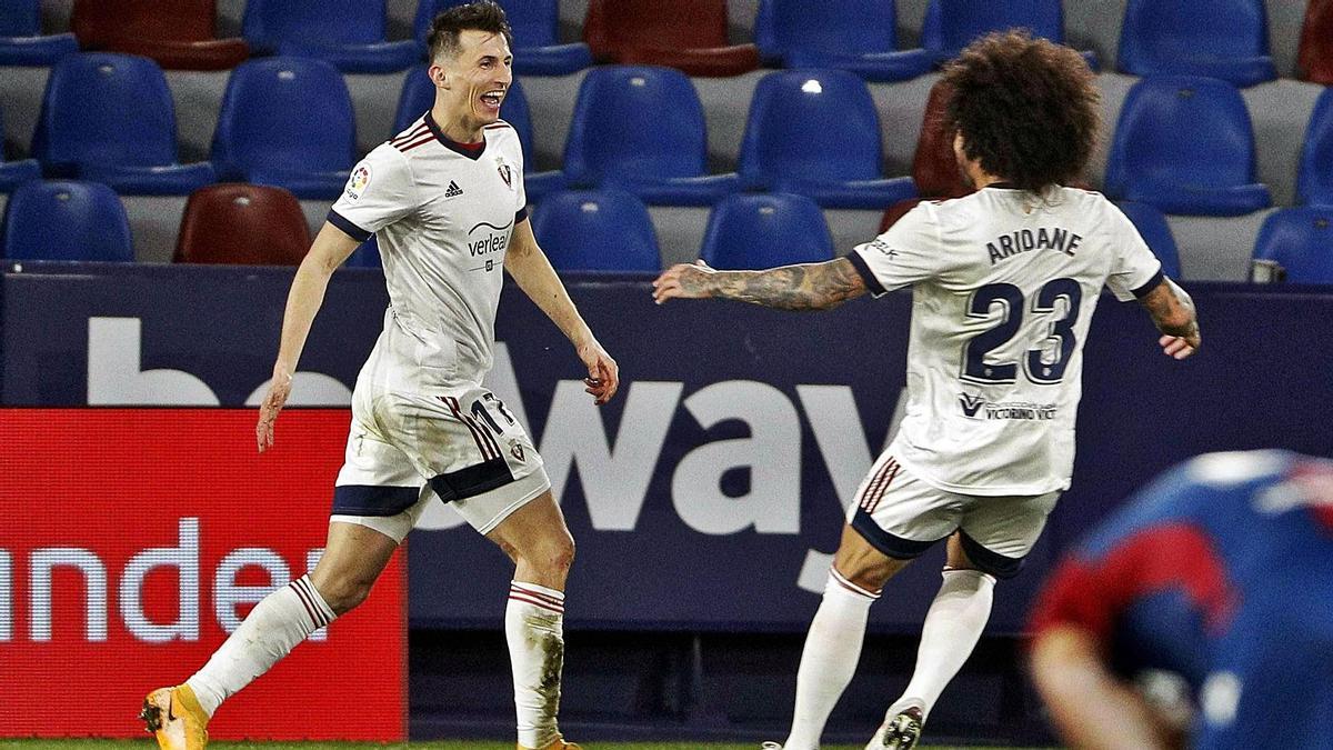 Budimir celebra con Aridane el gol que dio la victoria a Osasuna frente al Levante.