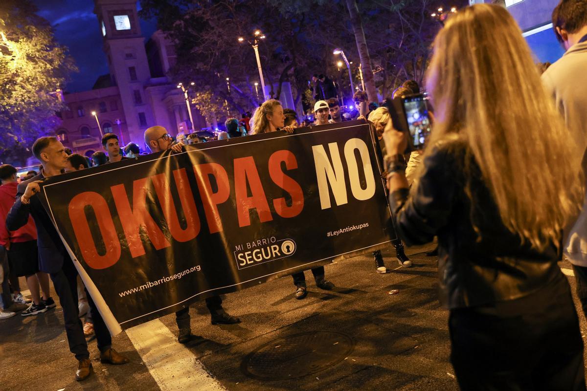 La CUP denuncia que Desokupa va exhibir símbols nazis en la protesta de la Bonanova