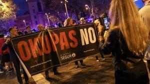 Protesta en contra de las okupaciones de La Bonanova de Barcelona