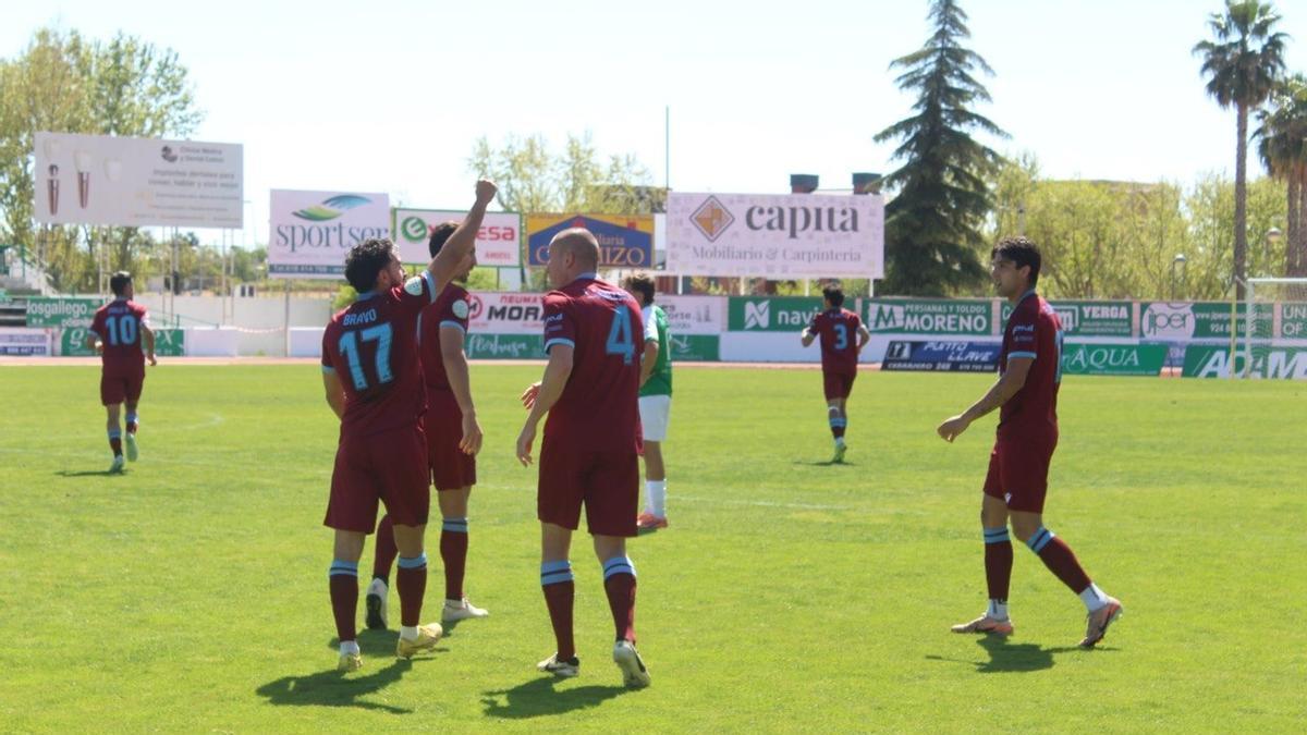 Bravo celebra junto a sus compañeros el empate en Villanueva.