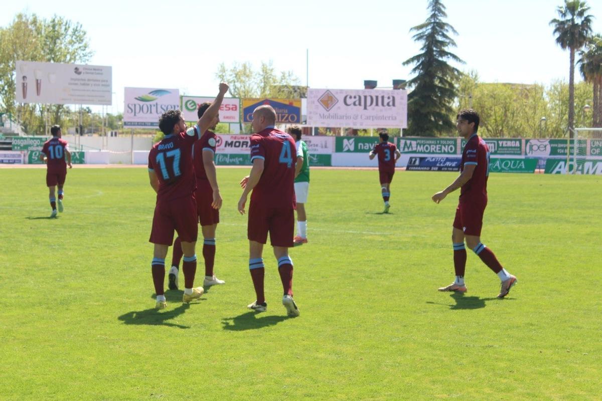 Bravo celebra junto a sus compañeros el empate en Villanueva.