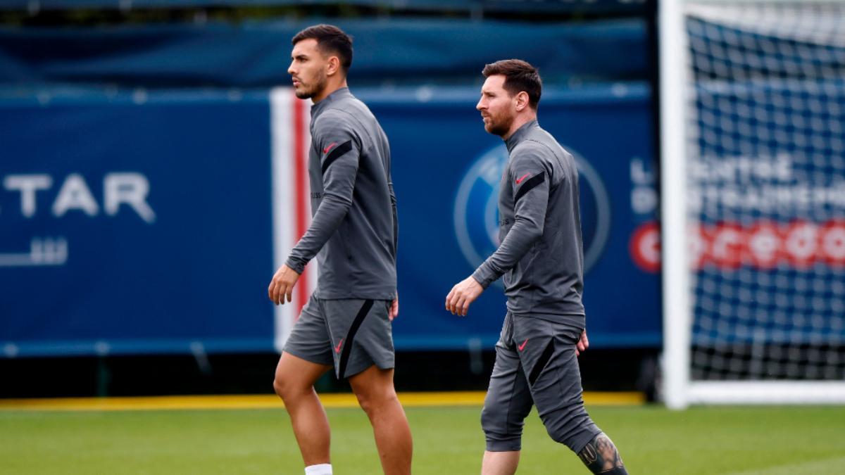 Paredes y Messi durante un entrenamiento con el PSG