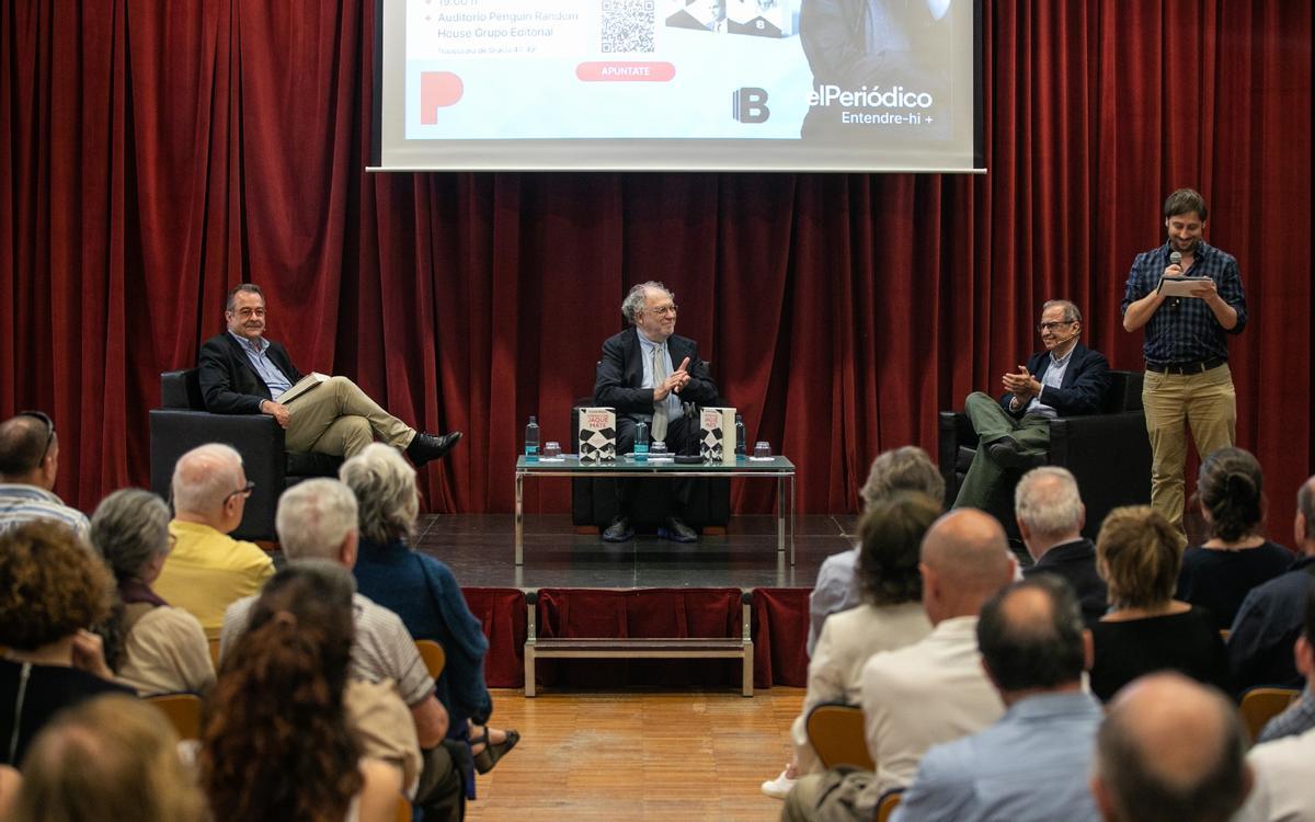 Presentación del libro de Ernesto Ekaizer, junto al director de El Periódico, Albert Sáez, y el fiscal Martín Rodríguez Sol