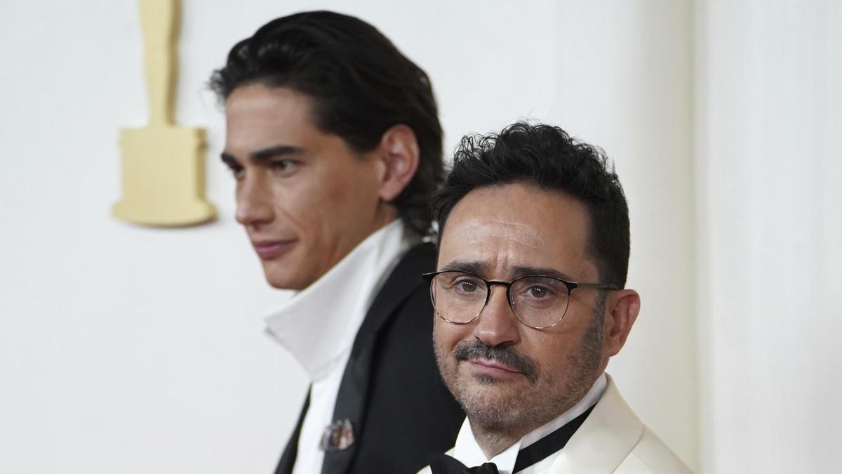 J.A Bayona en la alfombra roja de los Oscar junto al actor Enzo Vogrincic..
