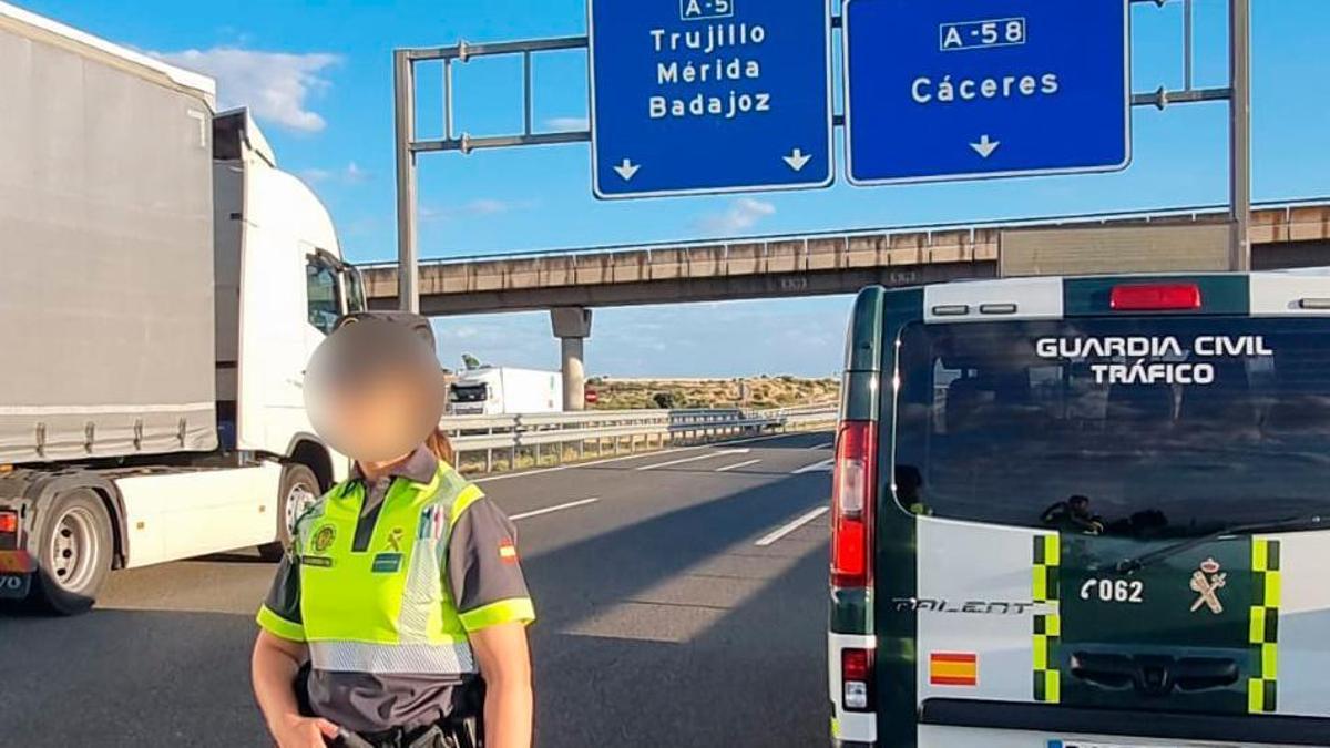 Un control de la Guardia Civil de tráfico en la A-5.