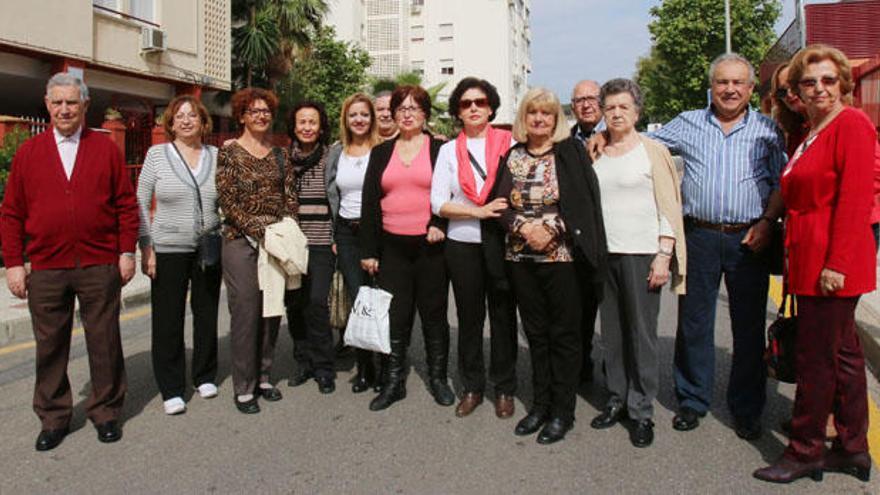 Cristina Martín, presidenta de Adein, con varios miembros de la asociación esta semana en Nueva Málaga.