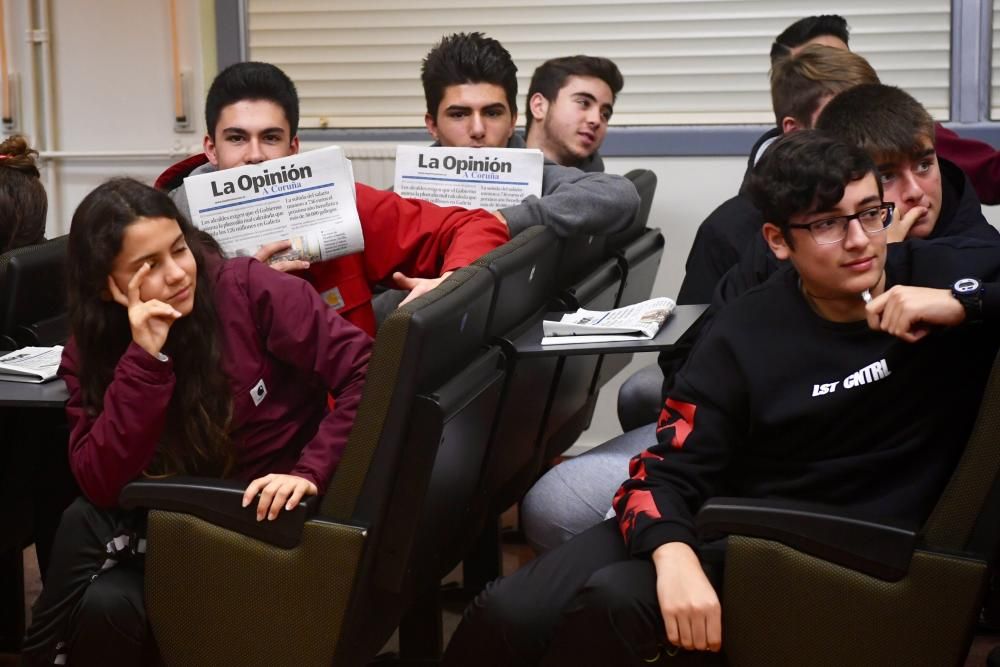 Alumnos de Secundaria de los IES Manuel Murguía y Pastoriza aprenden a diseñar un periódico digital.