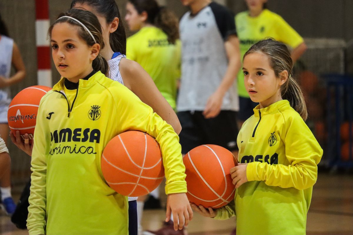Jornada de hermanamiento entre las chicas del Villarreal y las del Vila-real Bàsquet