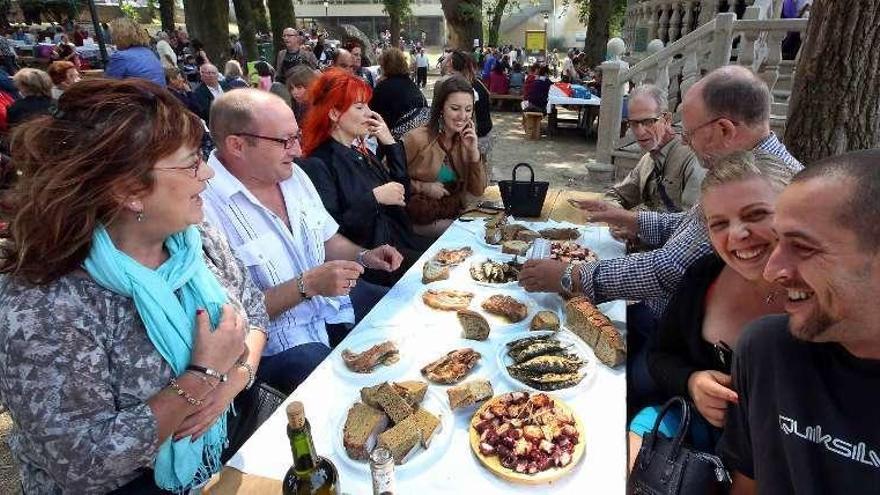 Asistentes a la comida campestre ayer en Arbo. // A. Hernández