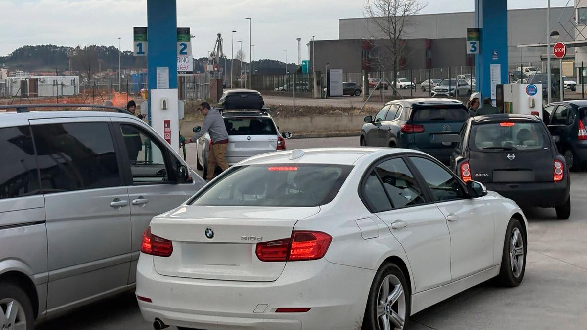 Colas para repostar en una gasolinera de Avilés este lunes.