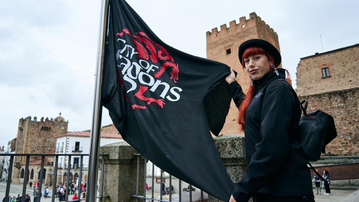 La bandera Targaryen ha lucido así de bien en Cáceres.