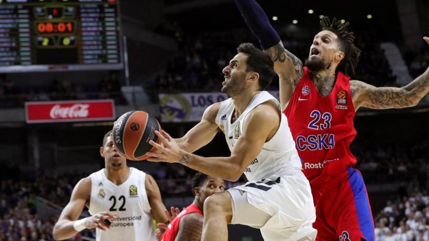 Campazzo (c) supera al base italiano del CSKA Daniel Hackett.