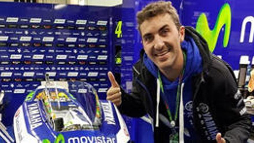 Enric Saurí, junto a la moto de Valentino Rossi.