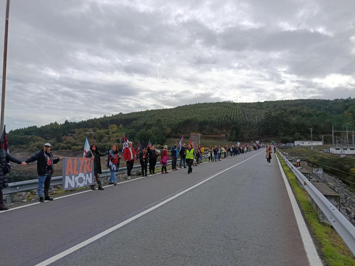 Otra imagen de la cadena humana sobre el puente que une Vila de Cruces y Arzúa.