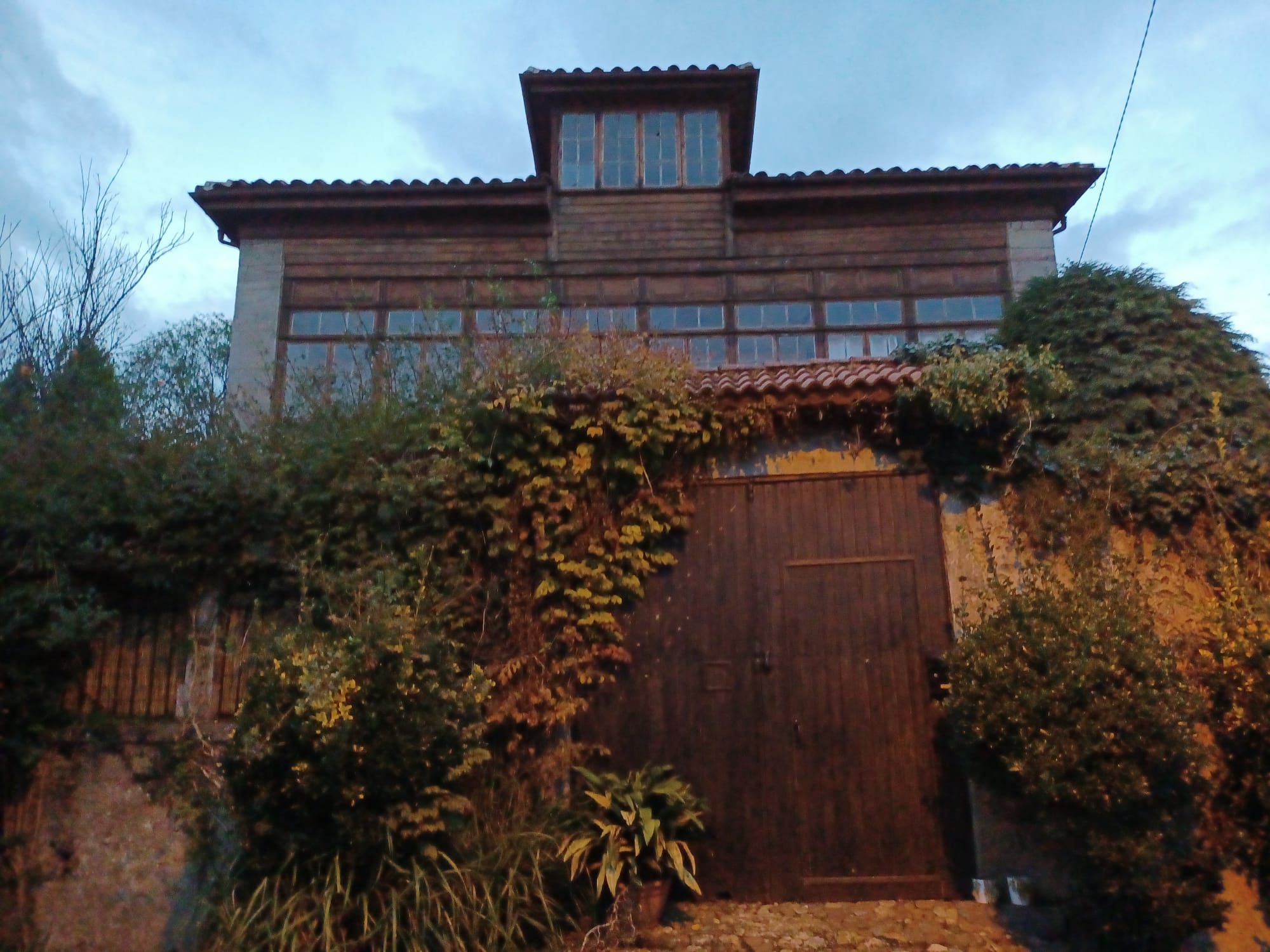 Llanera indiana: casas, plazas y escuelas, la huella de los que marcharon a hacer las Américas