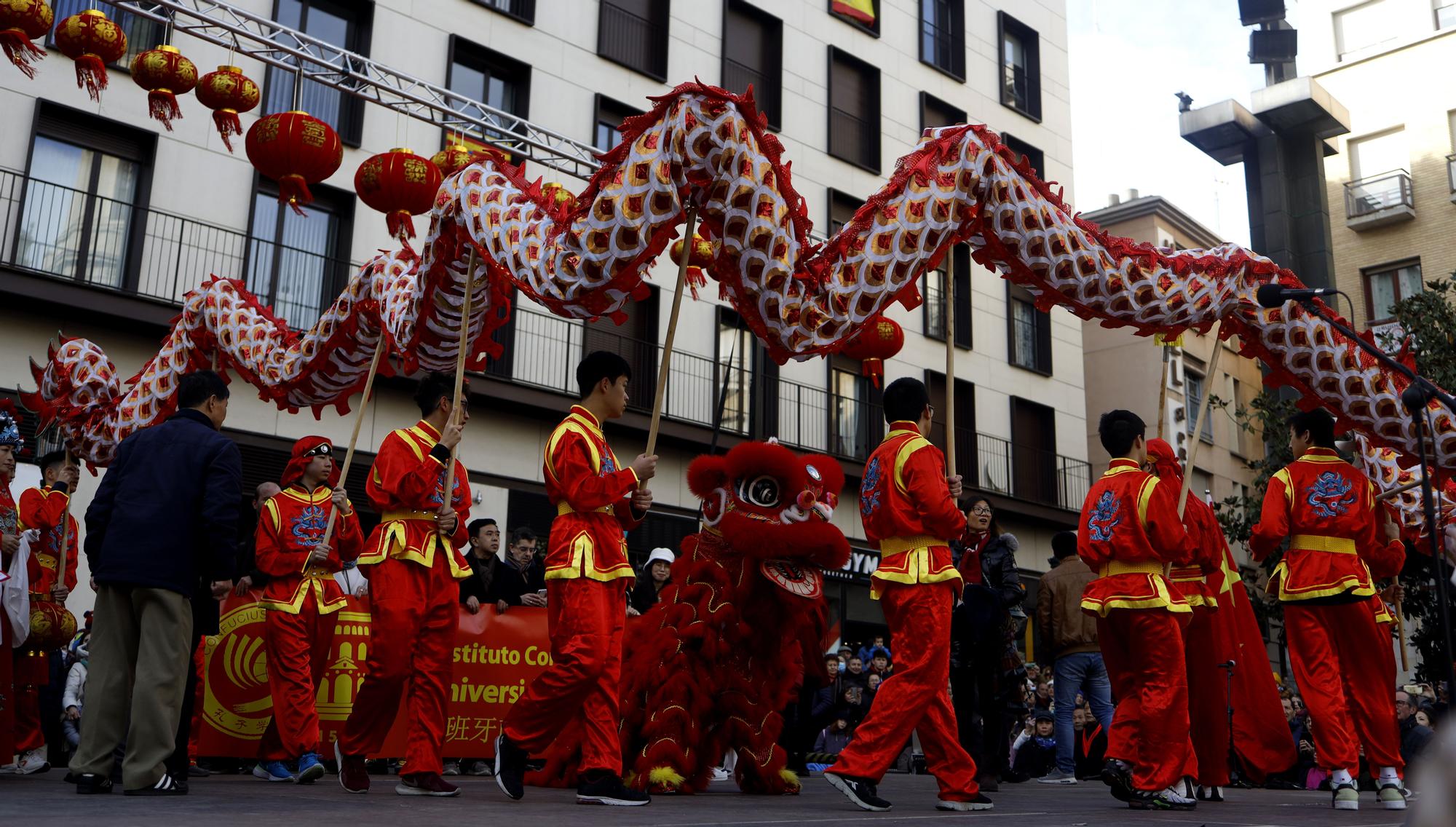 La comunidad china de Zaragoza llena de color el centro para saludar al Año del conejo