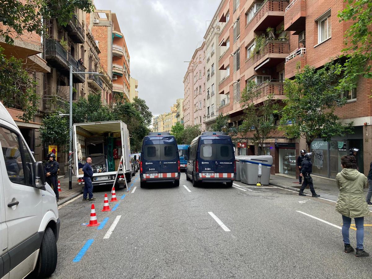 Dispositivo para desalojar un bloque en Vallcarca ocupado para alojar barraquistas