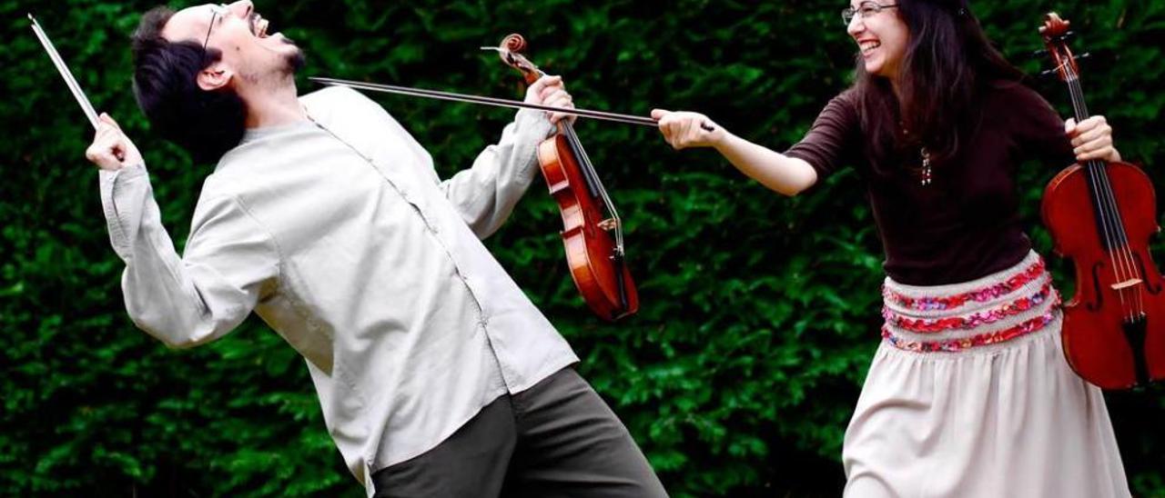 Miguel García y Mónica Jivanescu, dos de los integrantes del peculiar grupo de música barroca &quot;Voce di Ripieno&quot;.