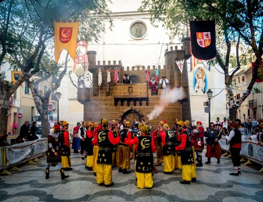 Las diez comparsas acompañan al santo en su tradicional bajada ante miles de vecinos que aguardan con emoción su paso