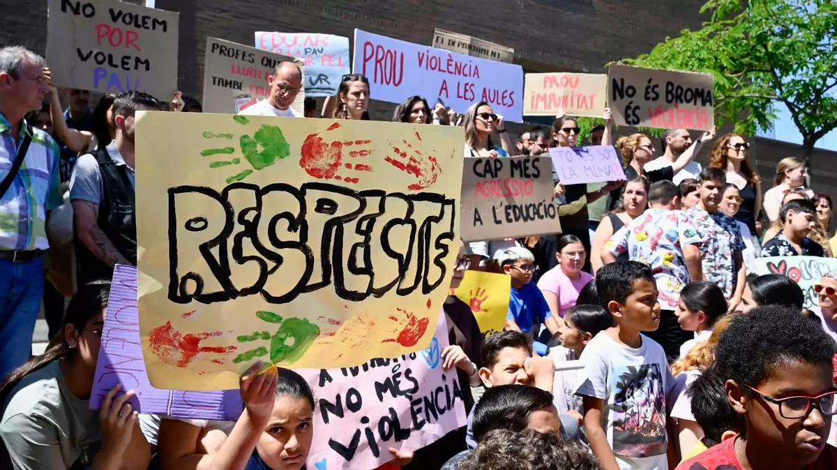 El instituto de La Mina dice basta a la violencia y exige seguridad tras la agresión a un maestro