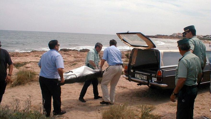 En la imagen el cuerpo es introducido en el coche fúnebre